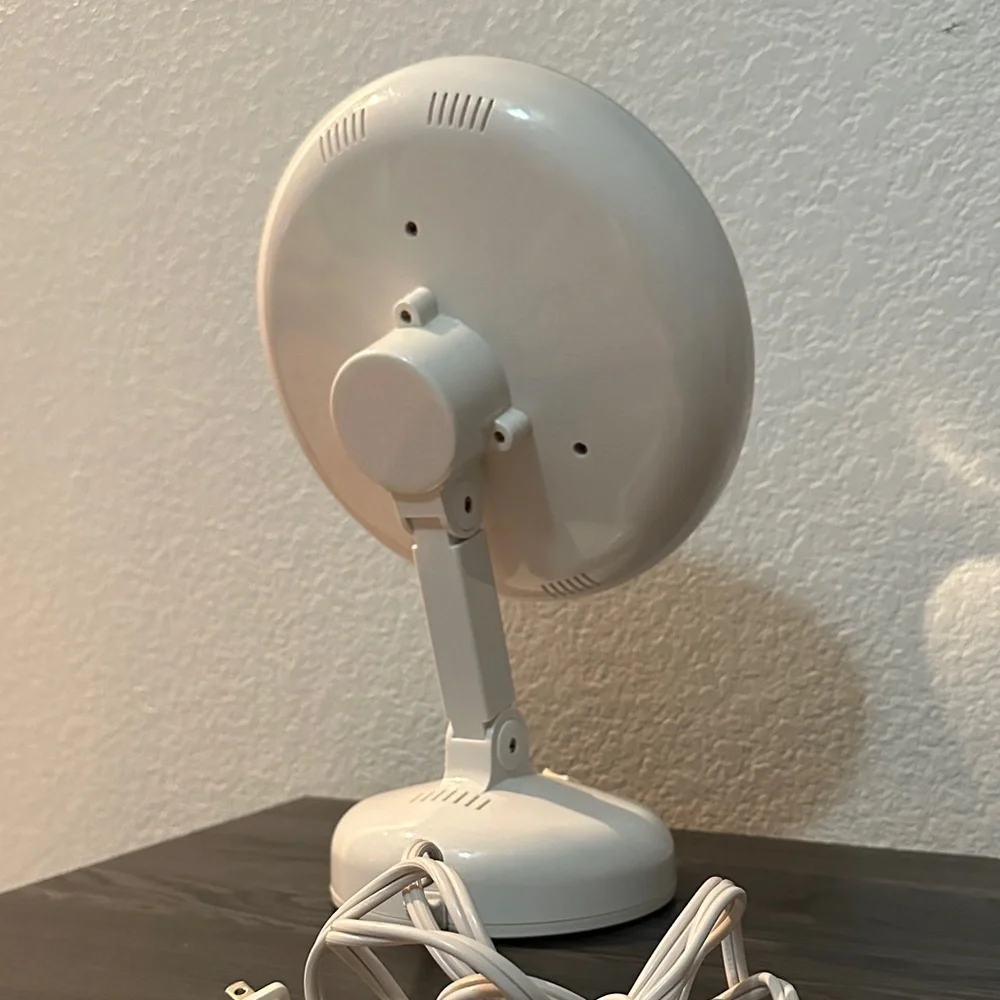 Magnifying White Lighted Vanity Mirror - Picture 3 of 3